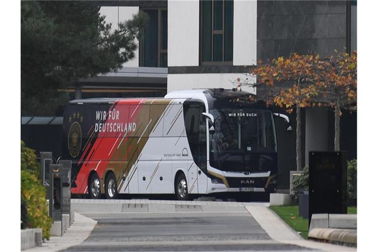 Der DFB-Mannschaftsbus steht vor dem Team-Hotel. Foto: Swen Pförtner/dpa