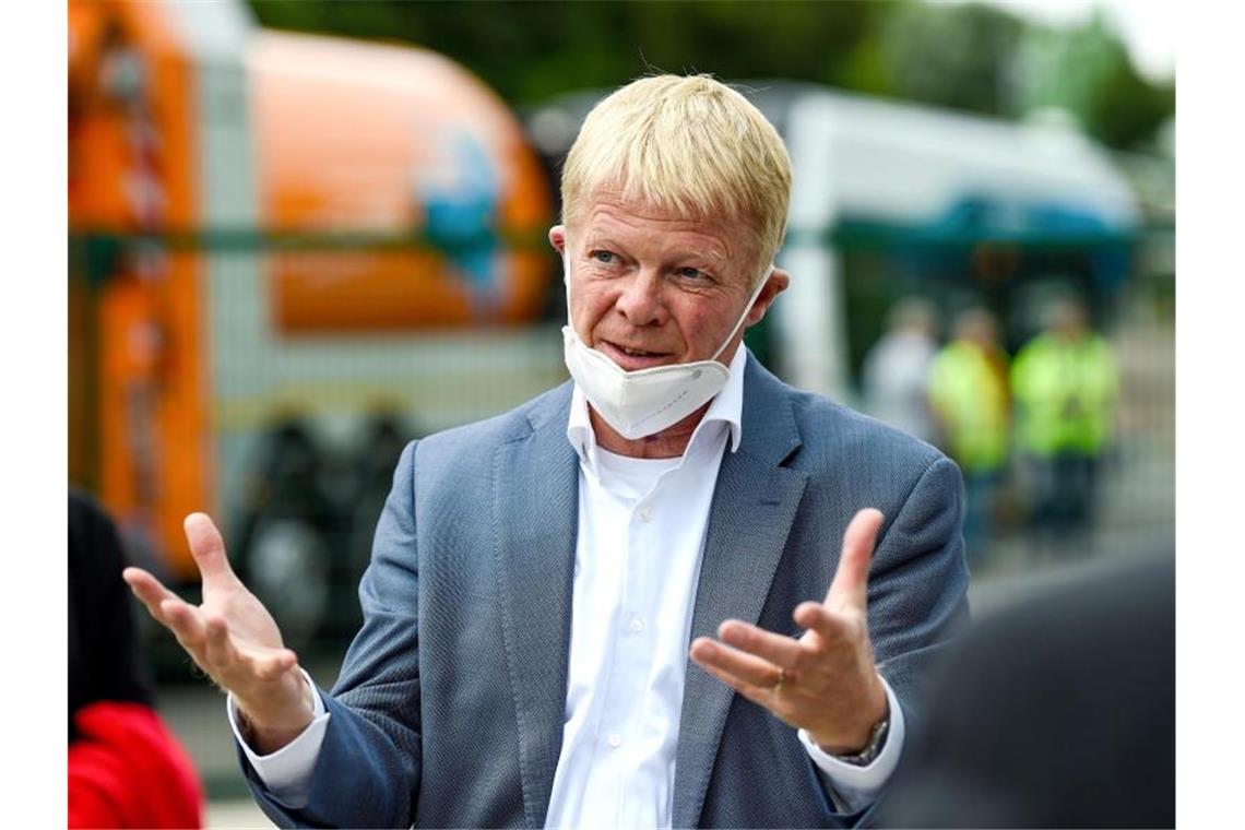 Der DGB-Vorsitzende Reiner Hoffmann warnt vor einer „Impfpflicht durch die Hintertür“. Foto: Christopher Neundorf/dpa/Archiv