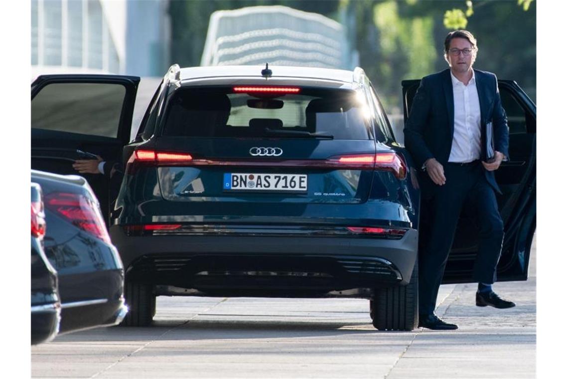 Der Dienstwagen von Bundesverkehrsminister Andreas Scheuer (CSU) ist nach Angaben der Deutschen Umwelthilfe (DUH) im Bundeskabinett der mit dem höchsten realen CO2-Ausstoß. Foto: Paul Zinken/dpa