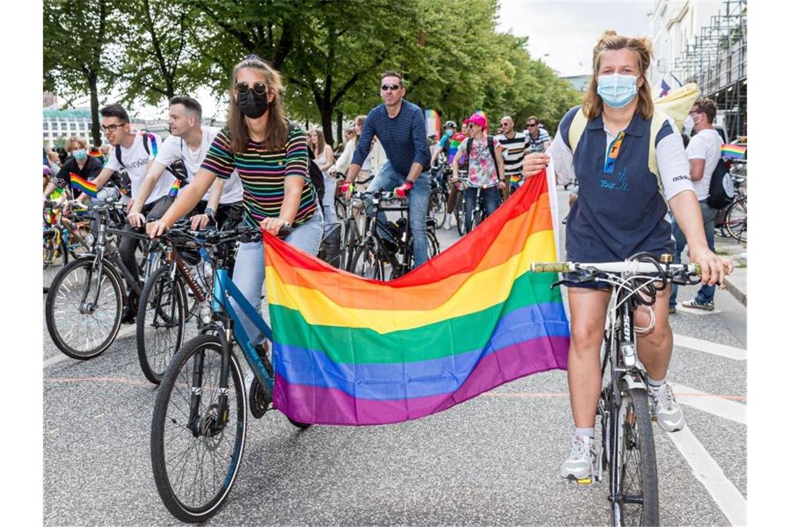 Tausende demonstrieren auf dem Rad für Lesben und Schwule Der diesjährige CSD - einmal mehr auf dem Fahrrad - stand unter dem Motto: „Keep on fighting. Together“. Foto: Markus Scholz/dpa