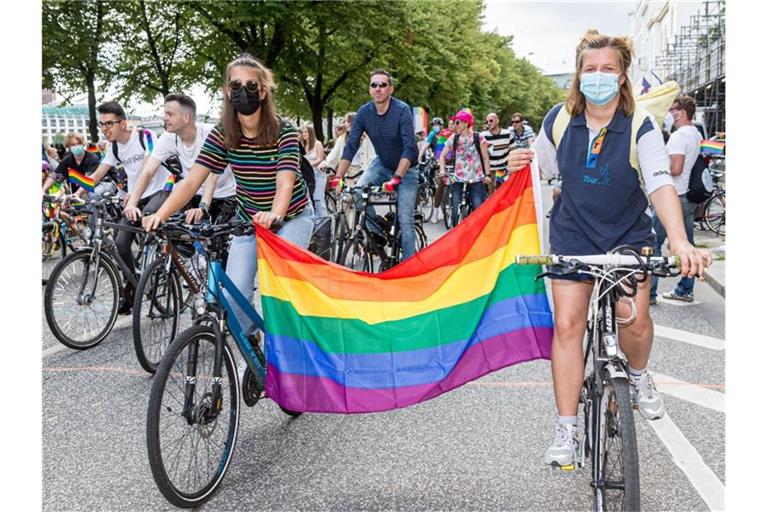 Der diesjährige CSD - einmal mehr auf dem Fahrrad - stand unter dem Motto: „Keep on fighting. Together“. Foto: Markus Scholz/dpa