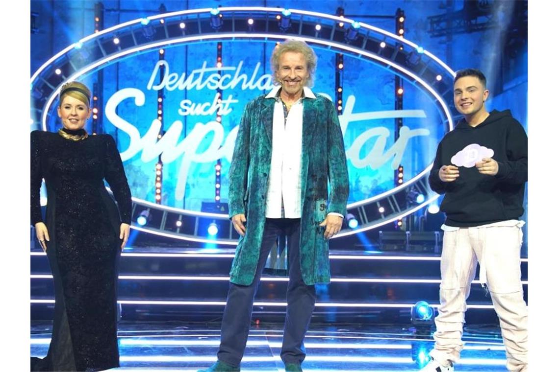 Nordfriese wird RTL-„Superstar“ - Quote enttäuschend „Der Dieter sitzt auch in Mallorca und sortiert seine Camp-David-Hemden jetzt“: Ersatzmann Thomas Gottschalk (eingerahmt von seinen Mitjuroren Maite Kelly und Mike Singer) stichelte im DSDS-Finale gegen seinen Vorgänger Bohlen. Foto: Stefan Gregorowius/TVNOW/dpa