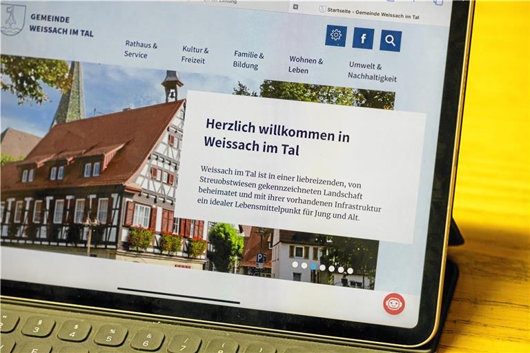 Der digitale Assistent Tivio ist mit seiner roten Farbe gut im unteren rechten Eck auf der Website zu erkennen. Fotos: Alexander Becher