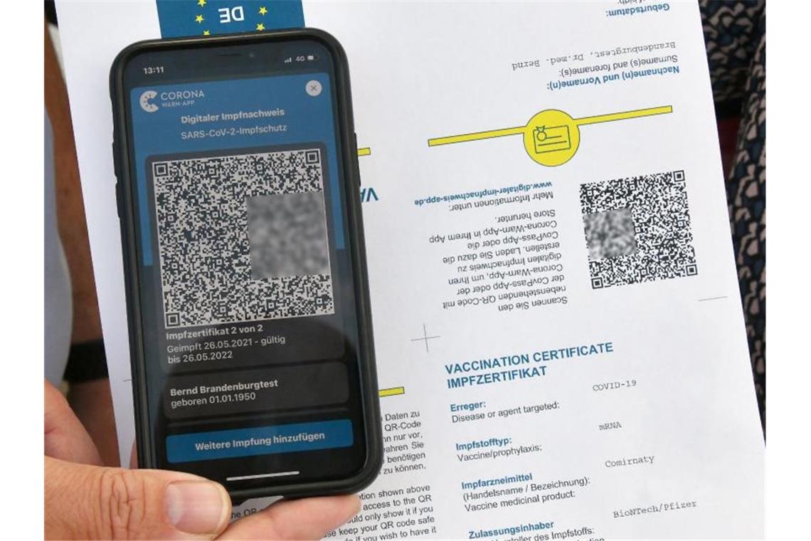 Ab Montag digitale Impfnachweise im Südwesten Der digitale Impfnachweis auf einem Smartphone. Foto: Bernd Settnik/dpa