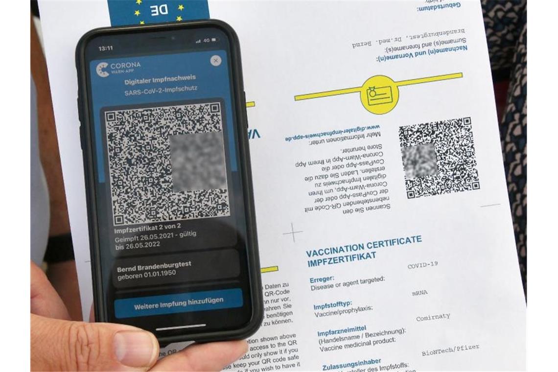 Der digitale Impfnachweis auf einem Smartphone. Foto: Bernd Settnik/dpa