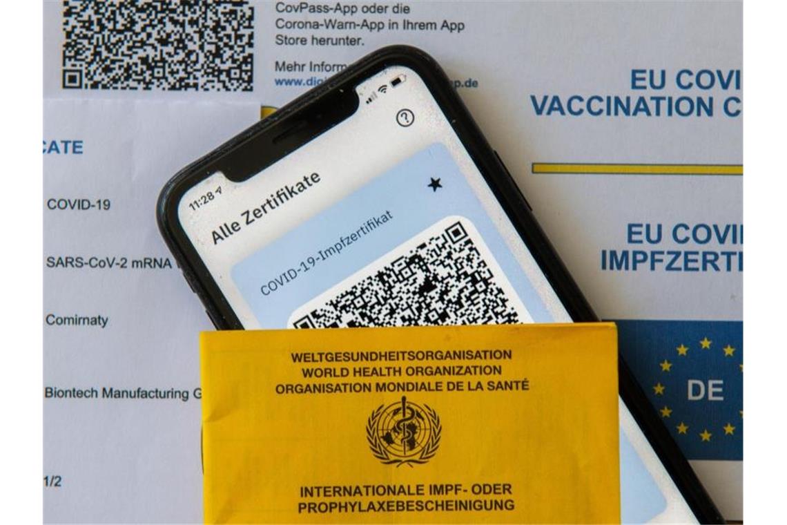 EU-Impfzertifikat-Start - diese Erleichterungen stehen an Der digitale Nachweis ist eine freiwillige Ergänzung des weiter gültigen gelben Impfheftes aus Papier. Foto: Stefan Puchner/dpa
