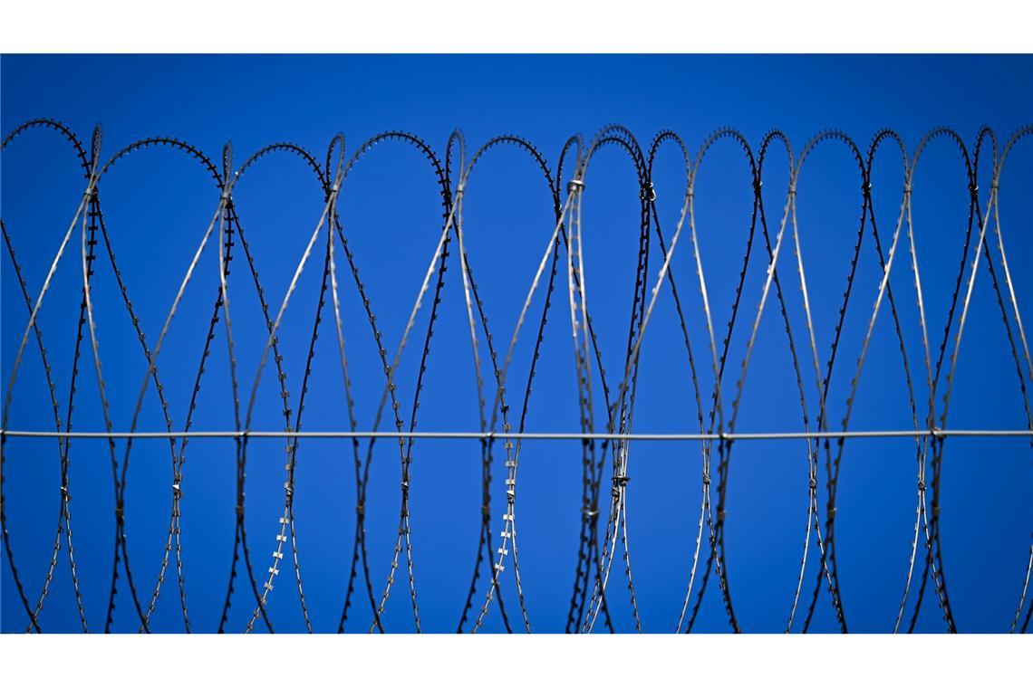 Der Digitalfunk von zahlreichen Haftanstalten lässt sich mit einem geringen technischen Aufwand auch aus der Ferne abhören.