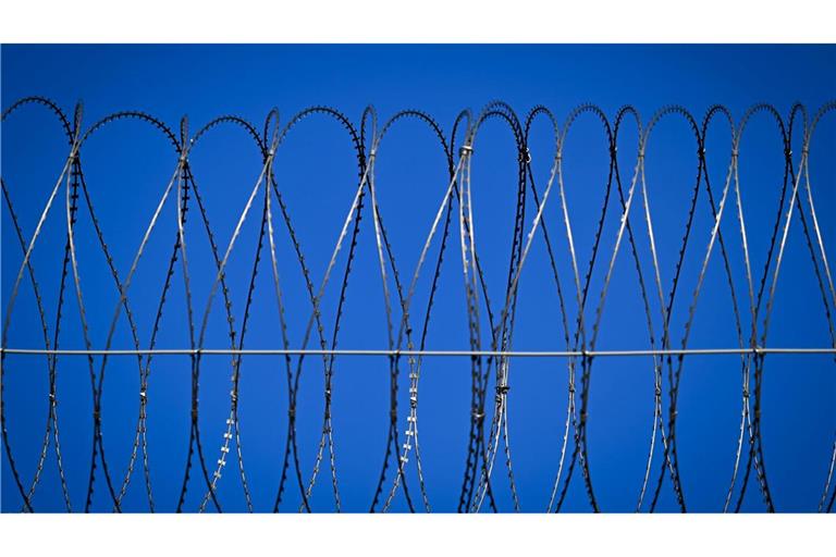 Der Digitalfunk von zahlreichen Haftanstalten lässt sich mit einem geringen technischen Aufwand auch aus der Ferne abhören.