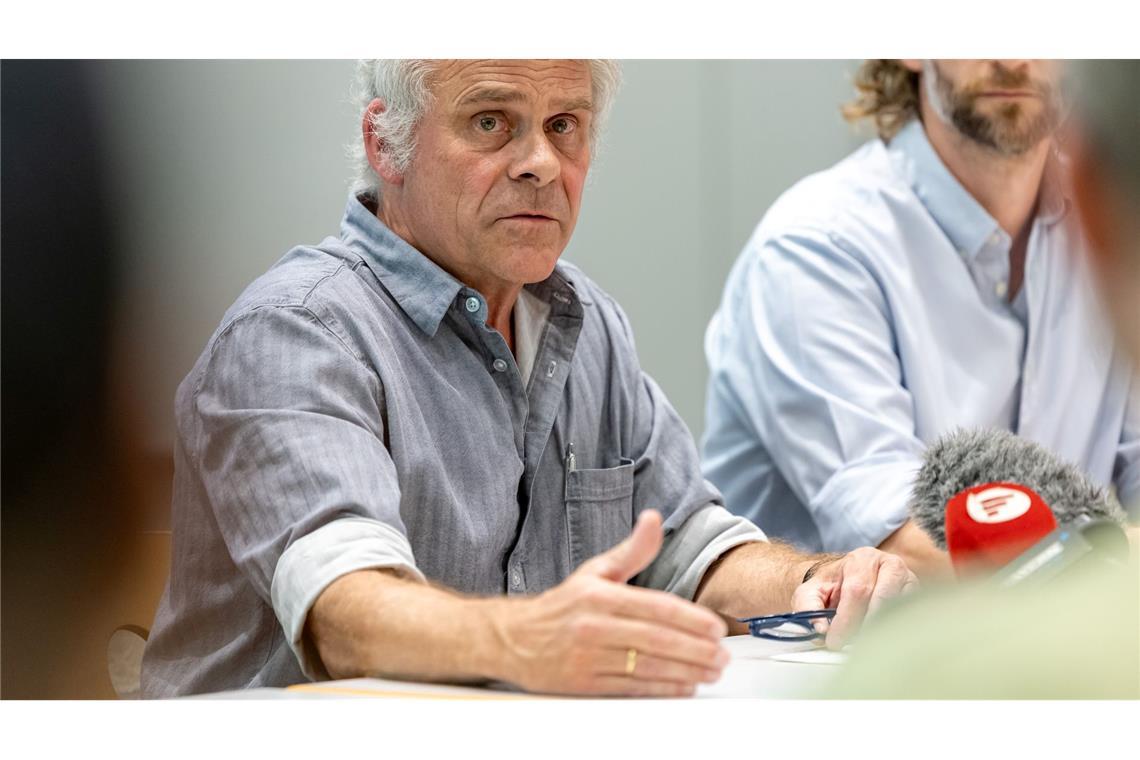 Tiergarten-Direktor erhält nach Pavian-Tötung Morddrohungen Der Direktor des Nürnberger Tiergartens, Dag Encke, hat nach der Tötung von Pavianen Morddrohungen erhalten. Rechts neben ihm sitzt sein Stellvertreter Jörg Beckmann. (Archivbild)
