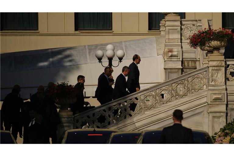 Der Direktor des türkischen Geheimdienstes, Ibrahim Kalin (r), trifft vor den erwarteten Gesprächen zwischen russischen und ukrainischen Delegationen im Ciragan-Palast ein.
