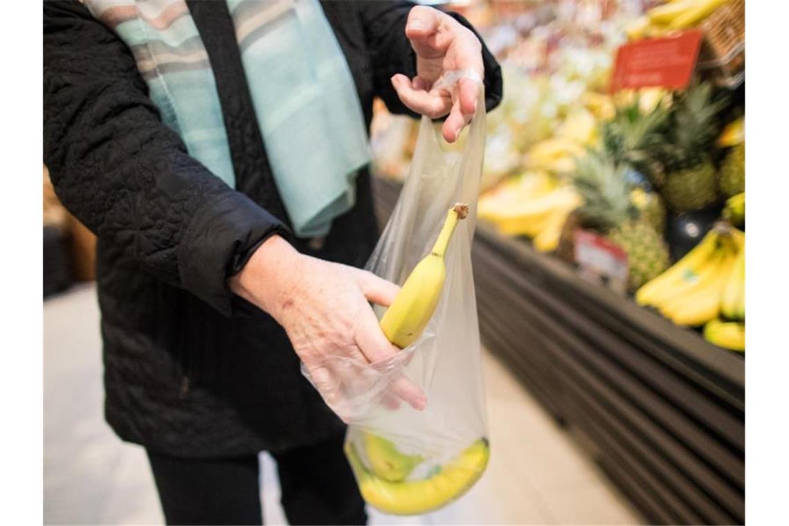 „Symbolischer Cent“: Aldi nimmt Geld für dünne Plastiktüten Der Discounter Aldi schafft die kostenlosen Obst- und Gemüsebeutel aus dünnem Plastik ab. Foto: Marcel Kusch