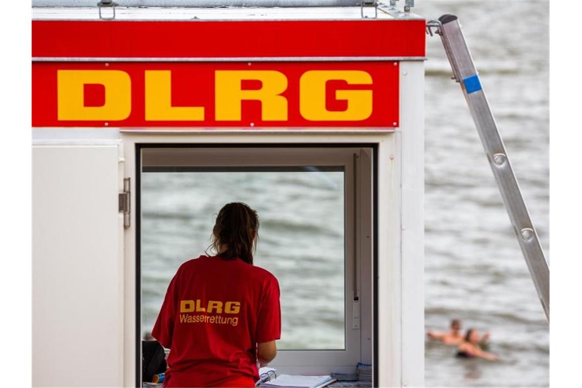 DLRG warnt in der Corona-Krise vor unbewachten Badestellen Der DLRG (Deutsche Lebens-Rettungs-Gesellschaft)warnt vor unbewachten Badestränden. Foto: Mohssen Assanimoghaddam/dpa