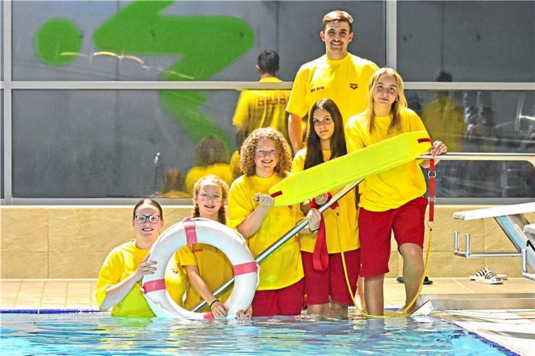 Der DLRG-Nachwuchs im Wonnemar. Von links: Julia, Judith, Frida, Lena und Isabell, hinten: Stefan Wolf. Foto: Tobias Sellmaier