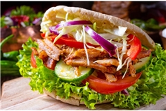 Der Döner gehört zum beliebtesten Fast Food der Deutschen. Aber ist er auch gesund oder kann man ihn in einer Diät essen? Kalorien & Nährwerte im Überblick.