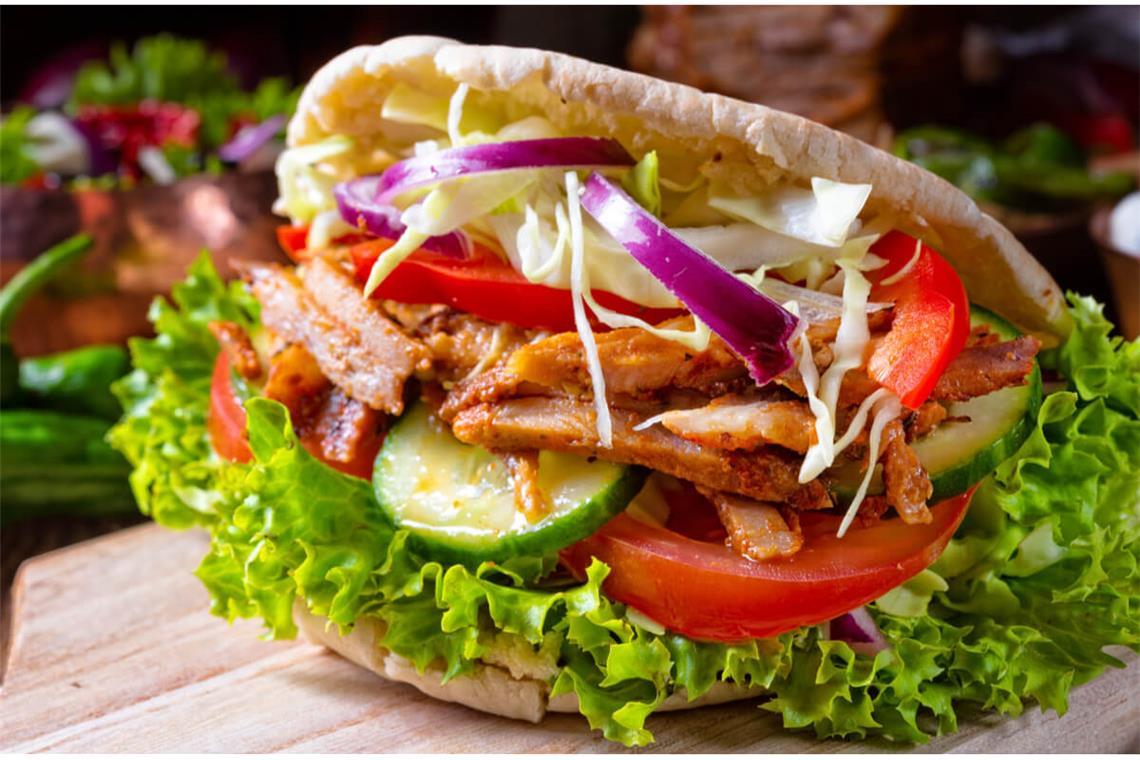 Ist Döner (un)gesund? - Das Wichtigste im Überblick Der Döner gehört zum beliebtesten Fast Food der Deutschen. Aber ist er auch gesund oder kann man ihn in einer Diät essen? Kalorien & Nährwerte im Überblick.
