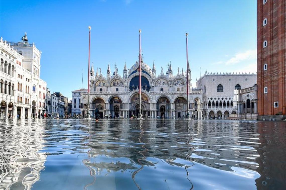 Der Dogenpalast spiegelt sich im Hochwasser auf dem Markusplatz. Foto: Claudio Furlan/LaPresse via ZUMA Press/dpa