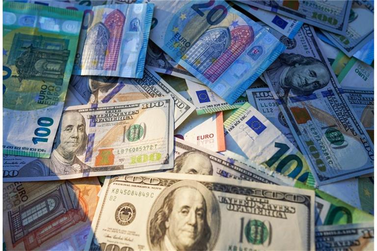 Der Dollar verliert, der Euro gewinnt.