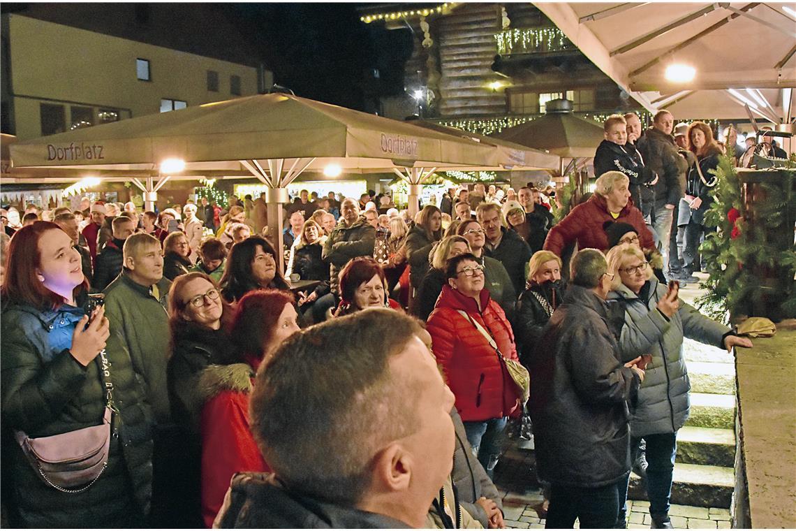 Der Dorfplatz ist gut besucht. 