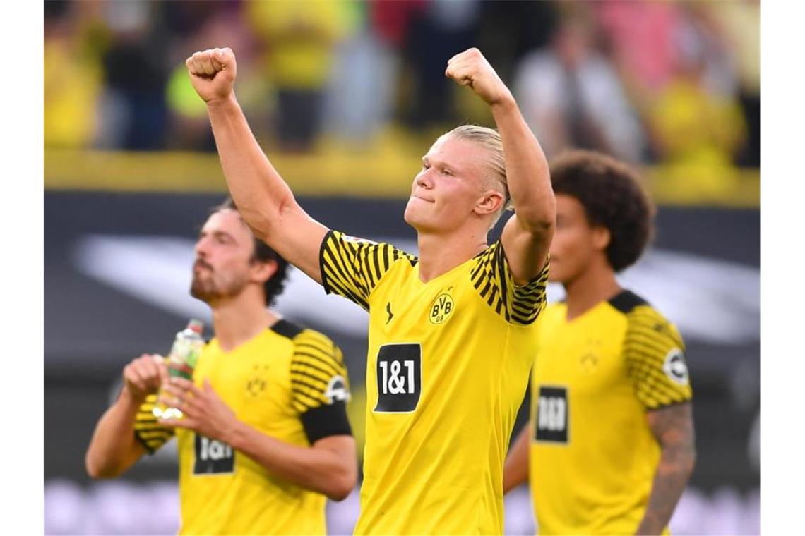 Der Dortmunder Erling Haaland jubelt nach dem Heimsieg am ersten Bundesliga-Spieltag mit den Fans. Foto: Marius Becker/dpa