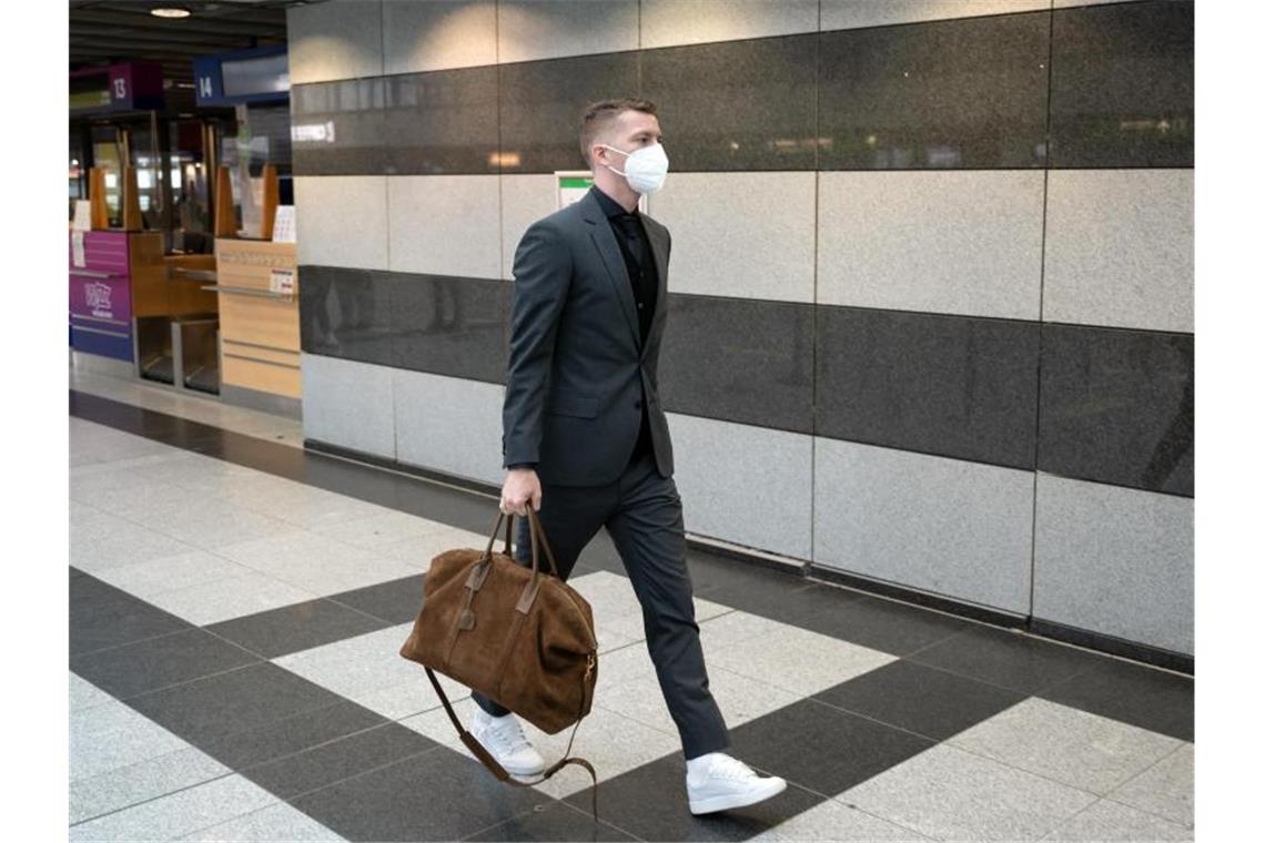 Ohne drei Stars in Lissabon: BVB-Bosse fordern Weiterkommen Der Dortmunder Marco Reus vor dem Abflug nach Portugal. Foto: Bernd Thissen/dpa