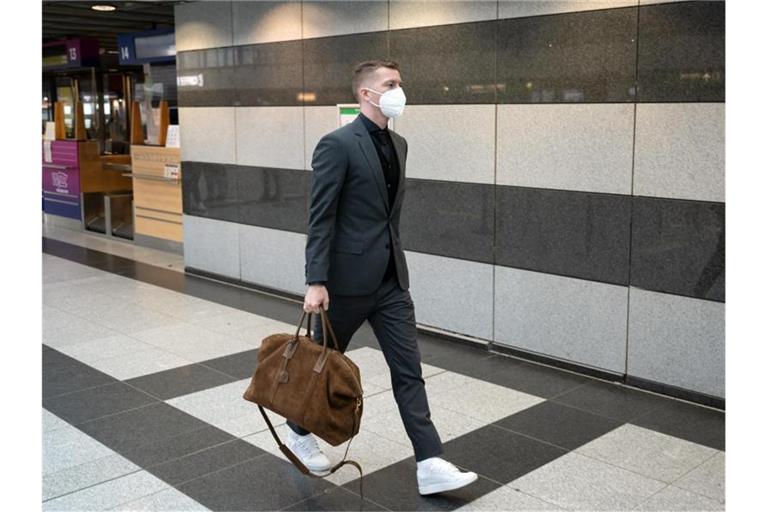 Der Dortmunder Marco Reus vor dem Abflug nach Portugal. Foto: Bernd Thissen/dpa