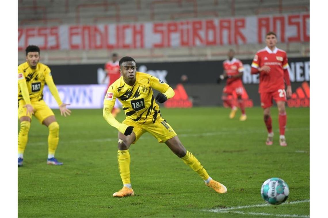 Trotz Moukoko-Tor: Dortmund von Union bitter eingebremst Der Dortmunder Youssoufa Moukoko traf in Berlin und ist nun der jüngste Torschütze der Fußball-Bundesliga - das reichte dem BVB aber nicht. Foto: Soeren Stache/dpa-Zentralbild/dpa