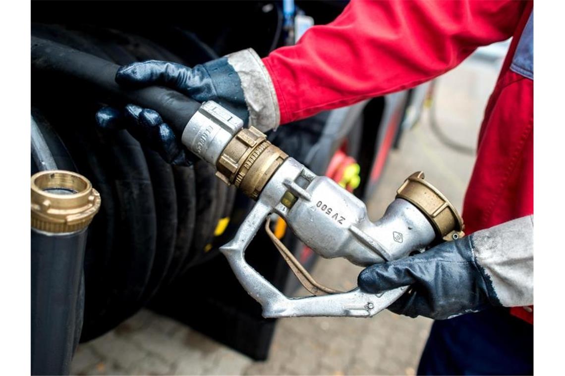 Der drastische Preisverfall bei Rohöl und Produkten wie Benzin und Heizöl entlastet die Verbraucher in Deutschland. Foto: Hauke-Christian Dittrich/dpa