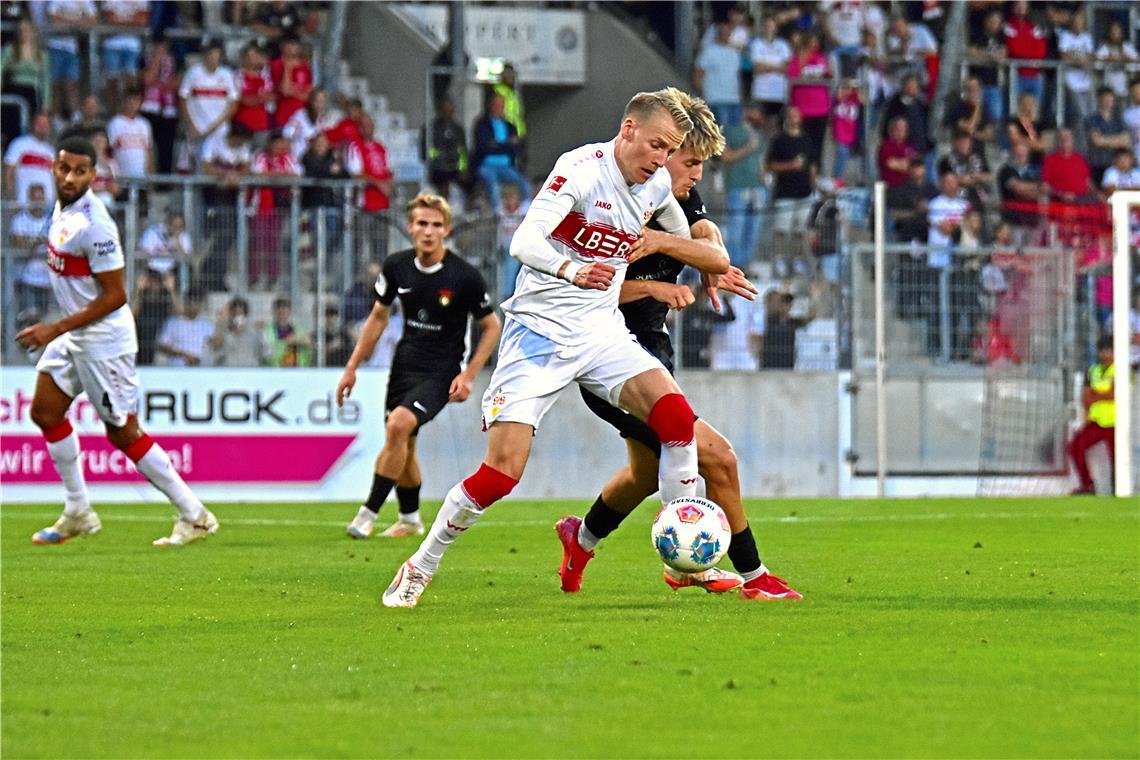 Der dreifache VfB-Torschütze Chris Führich im Duell mit Lukas Stoppel. 