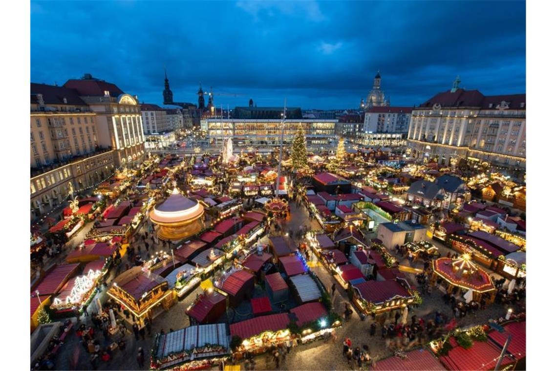 Der Dresdner Striezelmarkt im Jahr 2019. Fast zwei Drittel der Befragten haben sich jüngst dafür ausgesprochen, dass Weihnachtsmärkte in diesem Jahr nicht stattfinden sollten. Die Städte und die Schausteller hoffen aber noch. Foto: Robert Michael/dpa-Zentralbild/dpa