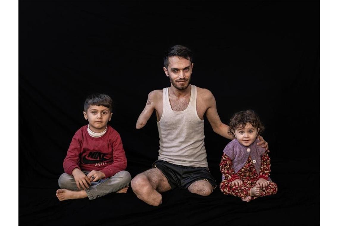 Der dritte Preis geht an ein Foto von Fotograf Younes Mohammad, das Salman Farman Saleh mit seinen beiden Kindern zeigt. Salman Farman Saleh wurde im Dezember 2014 im Kampf gegen die Terrororganisation IS in Makhmour im Irak verwundet. Als er ein Minenfeld reinigte, explodierte eine Mine in seiner Nähe. Foto: Younes Mohammad, Irak/(Agentur MEI)/UNICEF/dpa