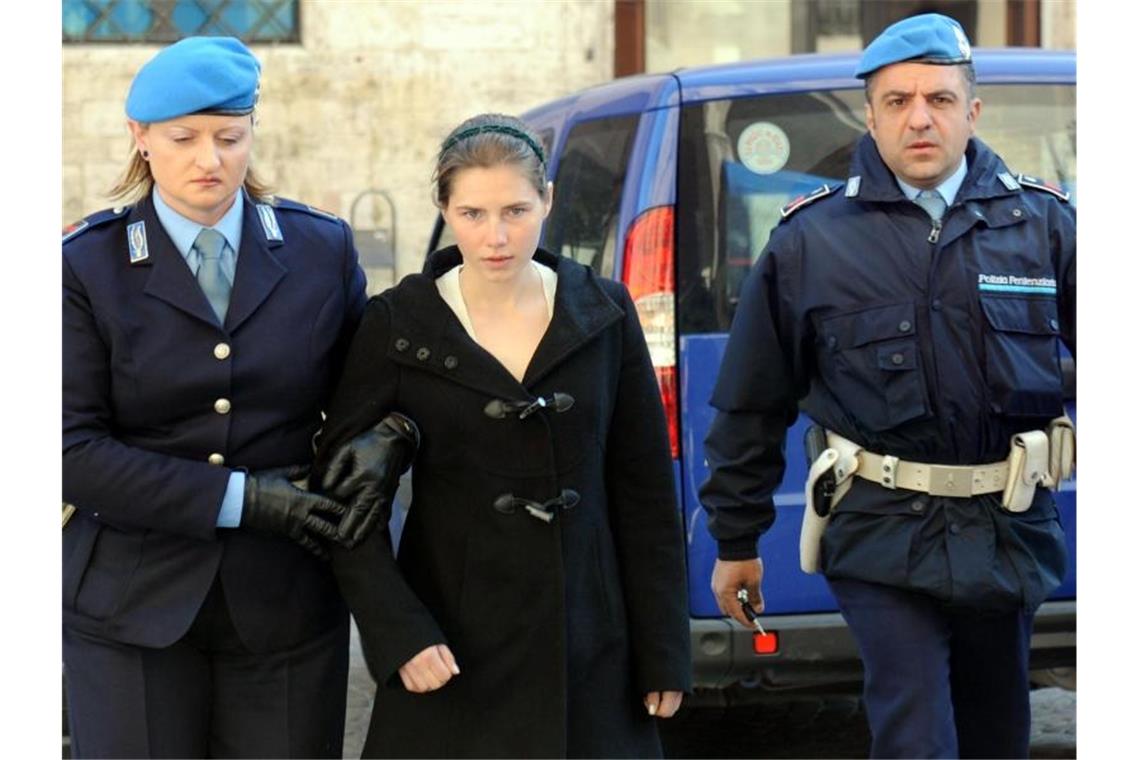 Der dritte Prozess: Amanda Knox, seinerzeit als Mörderin verurteilt, wird zum Gwricht inj Perugia geschafft. Foto: Pietro Crocchioni