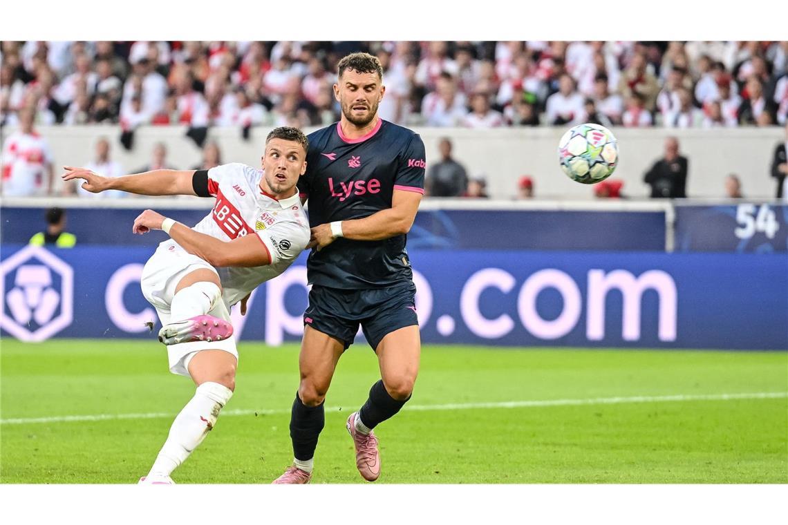 Der dritte Streich: Demirovic (l.) trifft technisch anspruchsvoll.