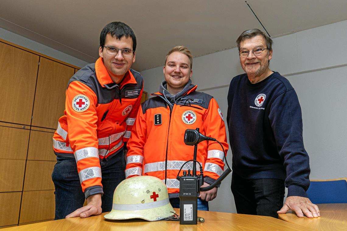 Der DRK-Ortsverein Backnang um Robin Huhnen, Cedric Caspari und Klaus-Dieter Fackler (von links) benötigt neue Handfunkgeräte sowie Einsatzhelme für die Bereitschaft. Foto: Alexander Becher