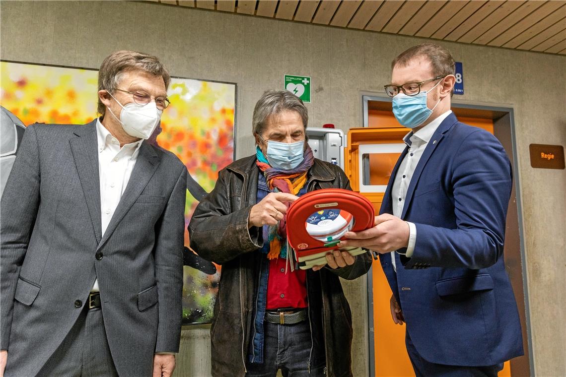 Der DRK-Vorsitzende Klaus-Dieter Fackler, Kreisrat Jürgen Hestler und Oberbürgermeister Maximilian Friedrich (von links) begutachten den neuen Defibrillator in der Mörikesporthalle. Solche Geräte hängen jetzt in elf städtischen Sporthallen.Foto: A. Becher