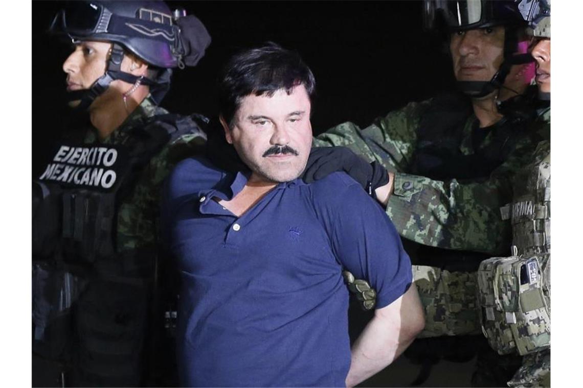 Der Drogenboss Joaquín „El Chapo“ Guzmán wird 2016 von mexikanischen Soldaten zu einem Hochsicherheitsgefängnis gebracht. Foto: Jose Mendez/EFE/dpa