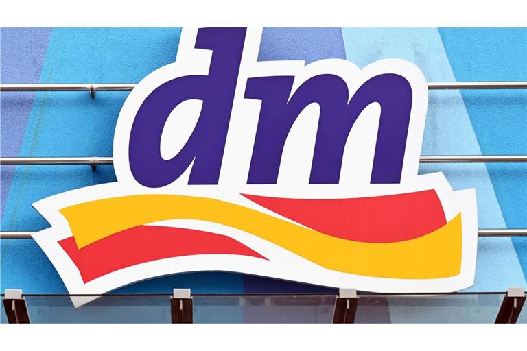 Der Drogeriemarkt dm ruft einen Esslernlöffel zurück. (Illustration)