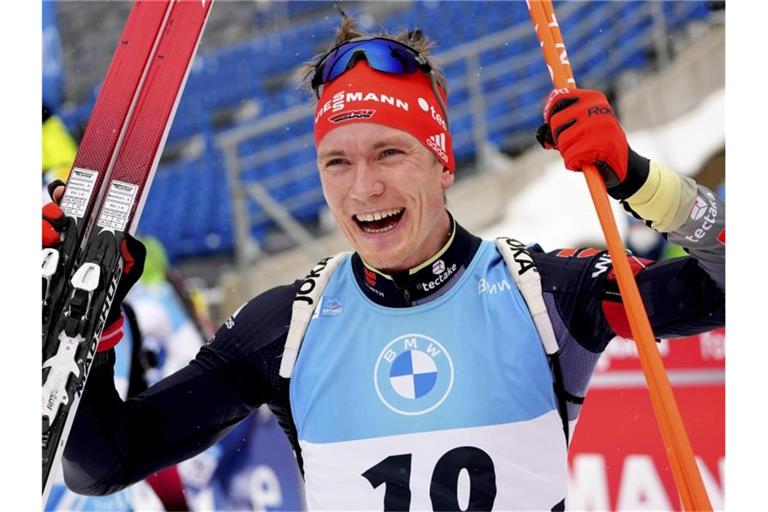 Der DSV-Biathlet Benedikt Doll gewinnt den Massenstart beim Weltcup in Antholz. Foto: Matthias Schrader/AP/dpa