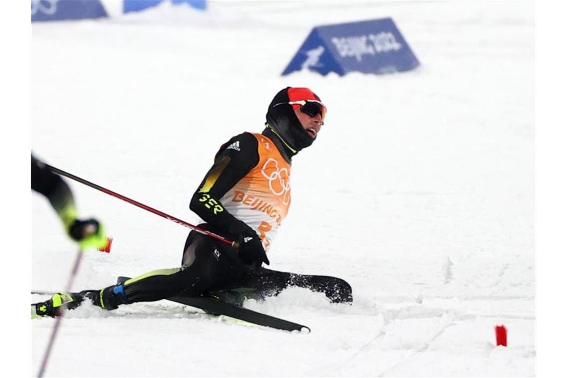Frenzel fehlt beim Jubeln: DSV-Kombinierer gewinnen Silber Der DSV-Kombinierer Eric Frenzel lässt sich nach dem Wechsel erschöpft auf den Boden fallen. Foto: Daniel Karmann/dpa