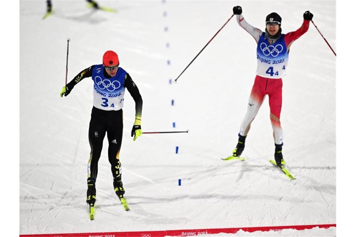 Frenzel fehlt beim Jubeln: DSV-Kombinierer gewinnen Silber Der DSV-Kombinierer Vinzenz Geiger (l) überquert vor Ryota Yamamoto aus Japan die Ziellinie. Foto: Hendrik Schmidt/dpa
