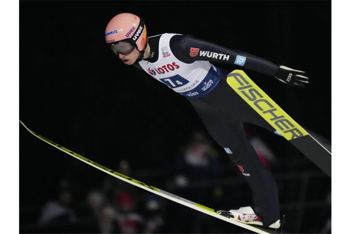 Springer Geiger auf Olympia-Kurs - Sorge um Wellingers Knie Der DSV-Springer Karl Geiger sprang mit 134,5 und 135,5 Metern auf Platz zwei beim Weltcup in Zakopane. Foto: Czarek Sokolowski/AP/dpa
