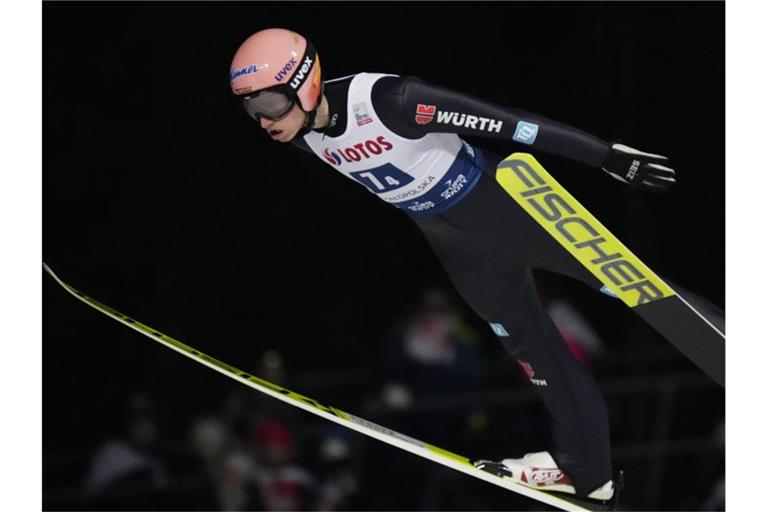 Der DSV-Springer Karl Geiger sprang mit 134,5 und 135,5 Metern auf Platz zwei beim Weltcup in Zakopane. Foto: Czarek Sokolowski/AP/dpa