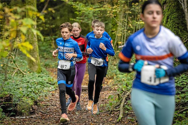 Der Duathlon beginnt und endet mit einem Lauf durch den Herbstwald. Archivfoto: Alexander Becher