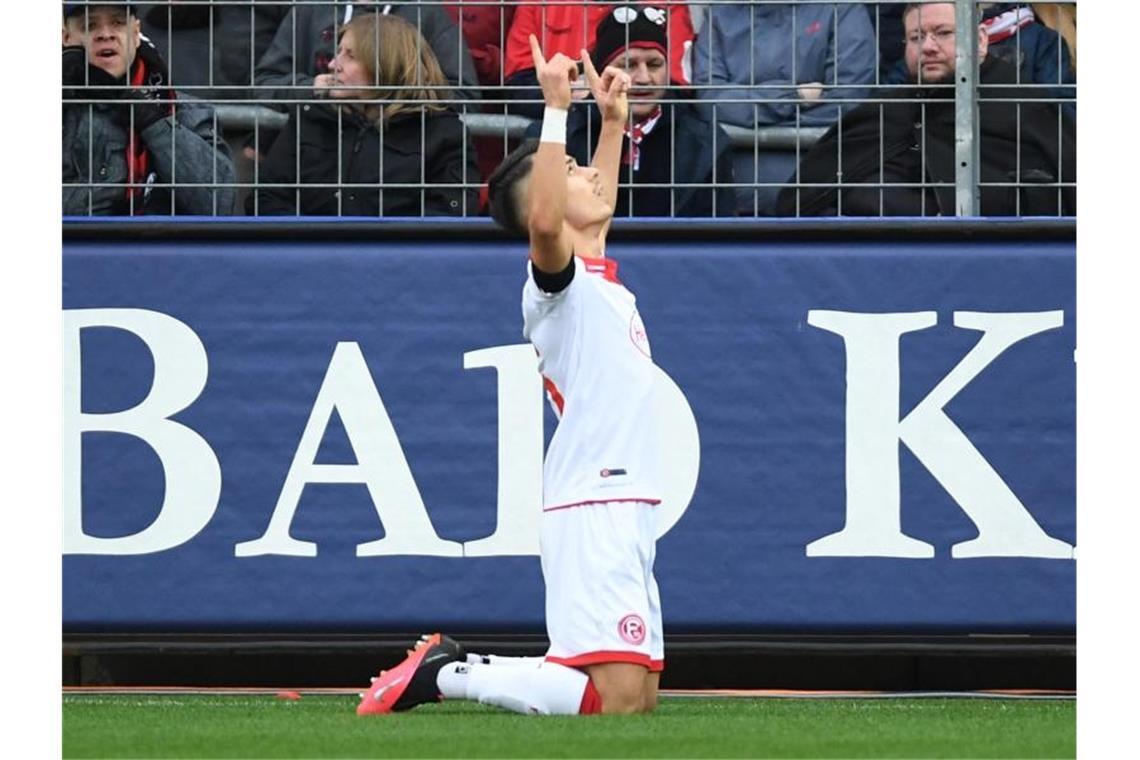 Der Düsseldorfer Erik Thommy feiert seinen Treffer gegen den SC Freiburg. Foto: Patrick Seeger/dpa