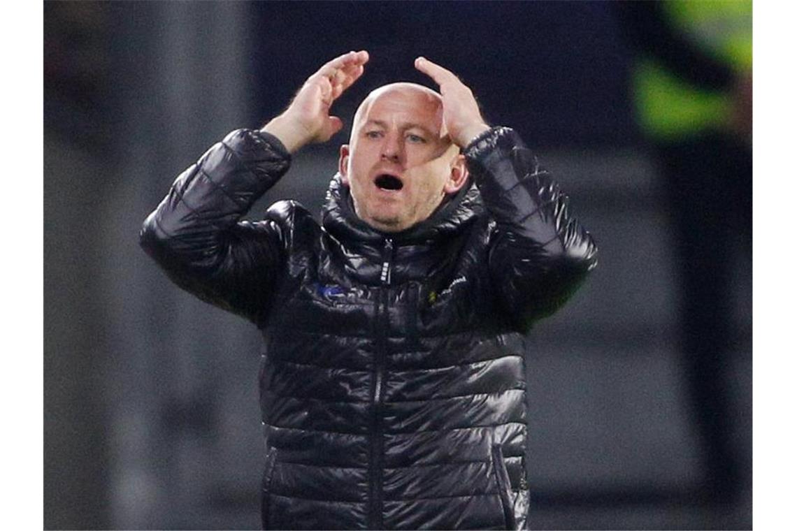 Der Duisburger Trainer Torsten Lieberknecht gestikuliert. Foto: Roland Weihrauch/dpa/Archivbild