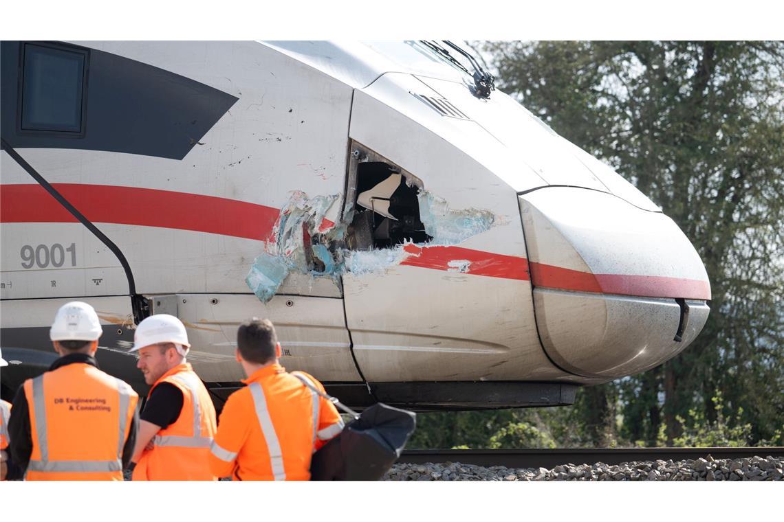 ICE fährt gegen Baggerarm - Baggerfahrer verletzt