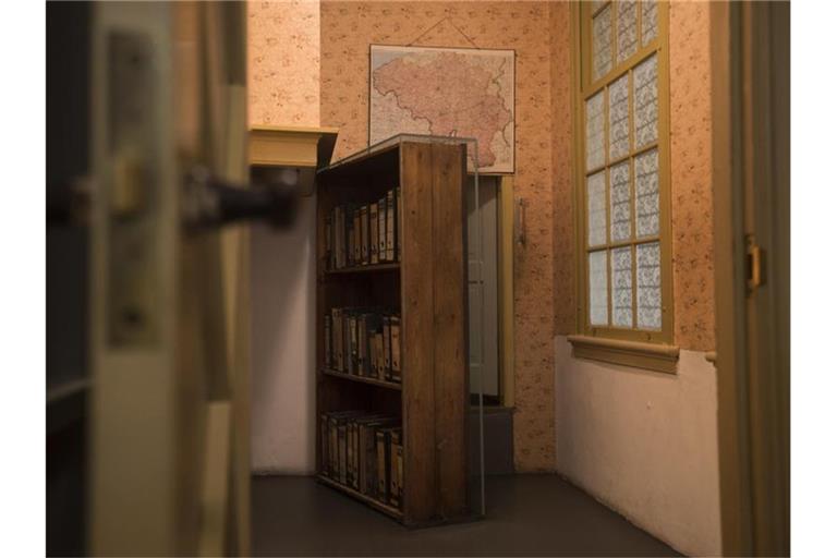 Der Durchgang zu einem geheimen Anbau ist in der Dauerausstellung im Anne-Frank-Haus in Amsterdam zu sehen. Über zwei Jahre lang versteckten sich die Familie Frank und weitere Familien in einem Versteck an der Prinsengracht 263. Foto: Peter Dejong/AP/dpa