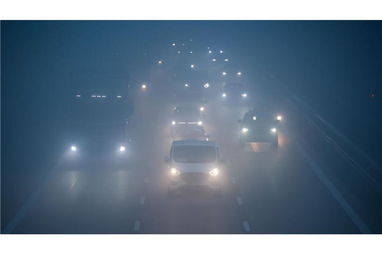 Der DWD erwartete hartnäckigen Nebel und Hochnebel, teilweise wird es auch glatt auf den Straßen (Symbolbild).