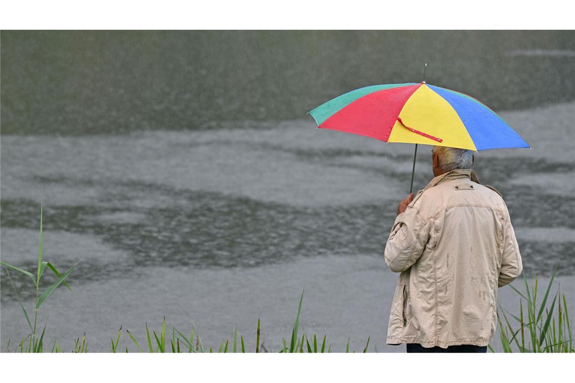 Pulloverwetter am Samstag - Sommerlich zur neuen Woche Der DWD-Meteorologe rät: Wetterfeste Kleidung und einen Regenschirm einpacken. (Archivbild)