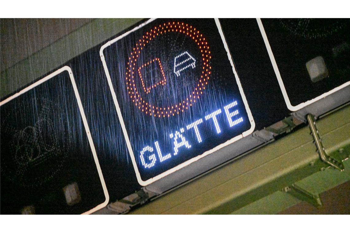 Der DWD warnt vor glatten Straßen. (Symbolbild)