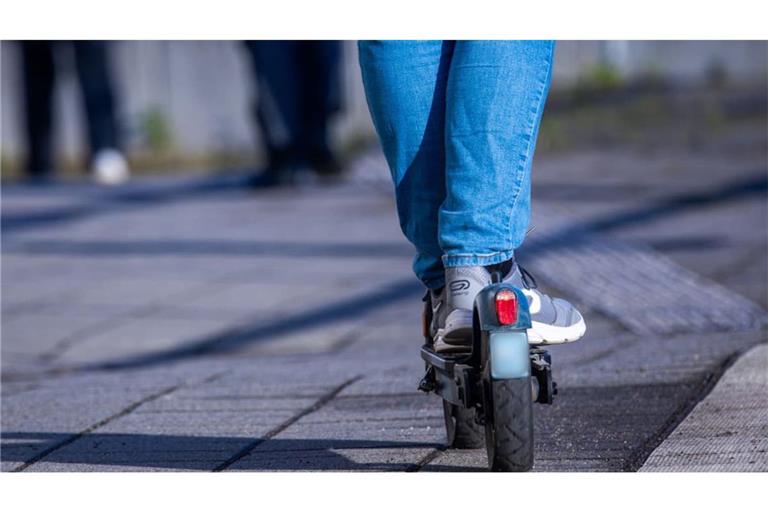 Der E-Scooter-Fahrer war ohne Führerschein unterwegs.